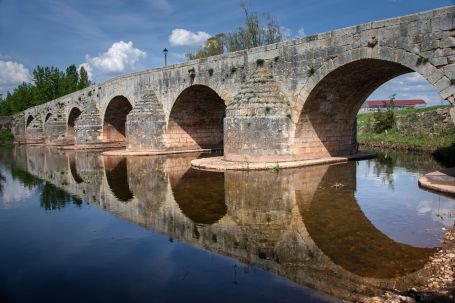 Puente Medieval de Lerma sobre el río Arlanza, entrada histórica a la villa, Burgos